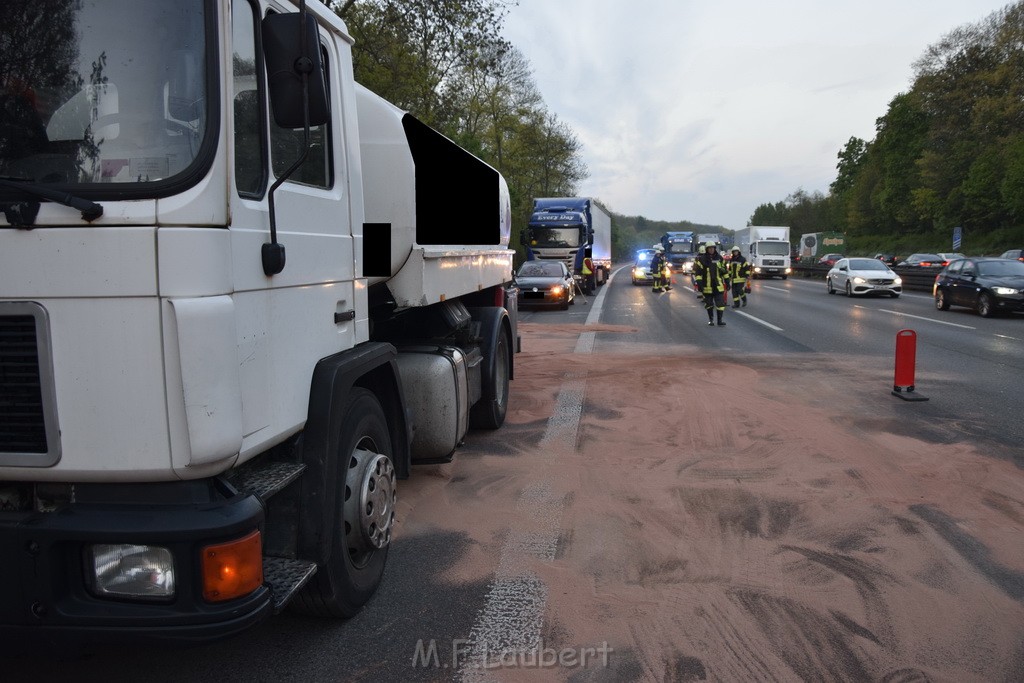 A 4 Rich Olpe vor Rodenkirchener Bruecke Heizoel LKW verliert Heizoel P21.JPG - Miklos Laubert